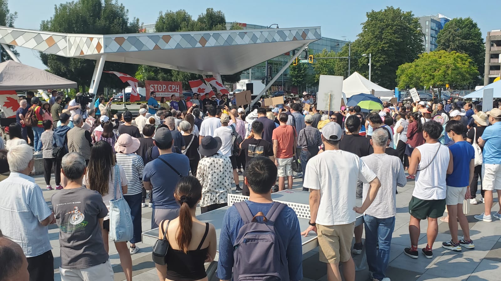 民眾在列治文戶外參與停止 CPH 集會